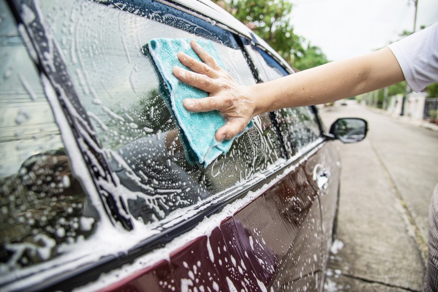 Comment procéder pour un lavage complet de sa voiture chez soi ?