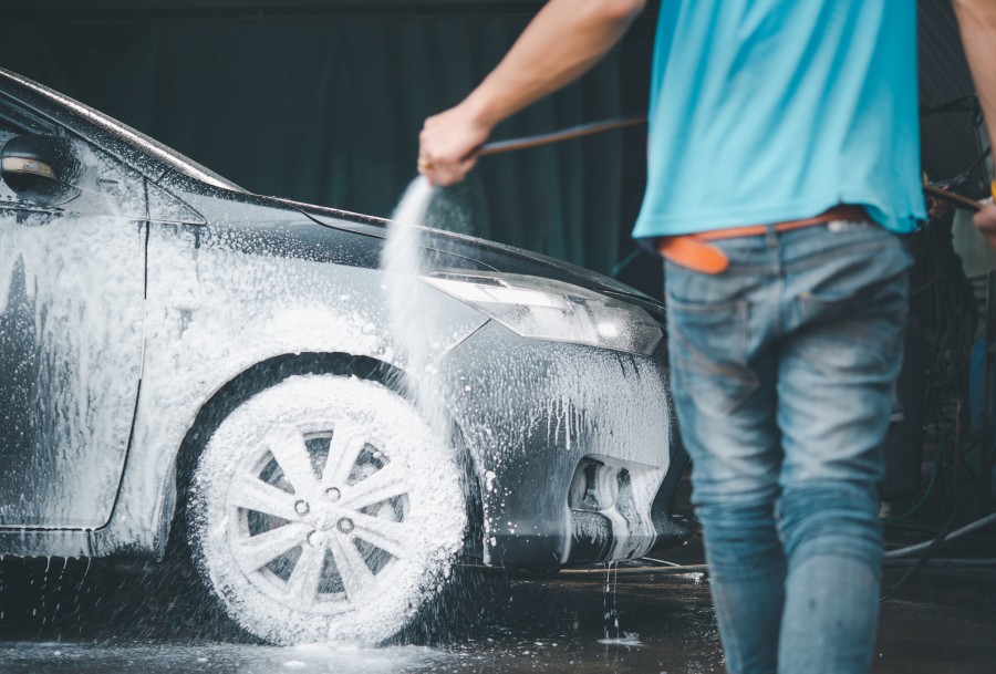 Comment réaliser un lavage impeccable de sa voiture à domicile ?