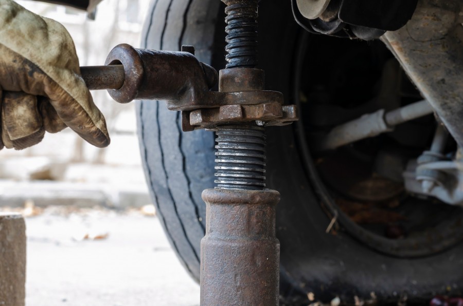 Quelles sont les étapes pour réparer la timonerie de direction d'une voiture ?