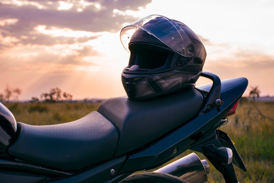 Quels accessoires peuvent rendre ma moto plus confortable pour la route ?