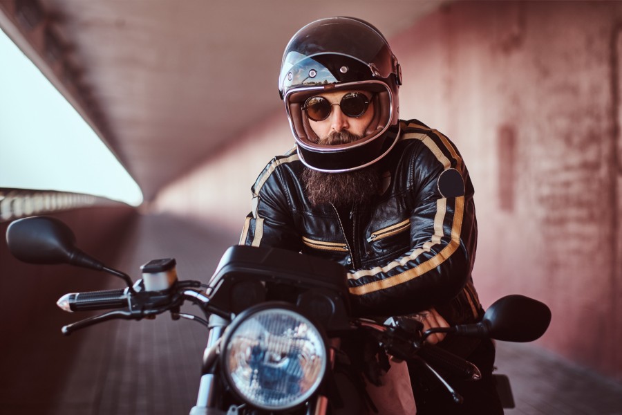 Quels sont les facteurs déterminants pour la vitesse des motos ?