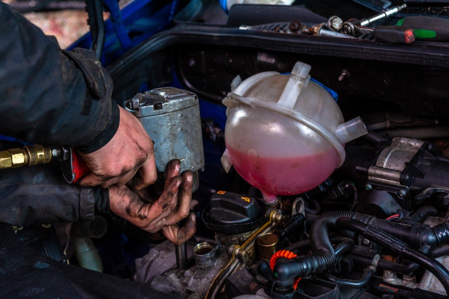 Trop de liquide de refroidissement dans votre voiture : comment le gérer efficacement ?